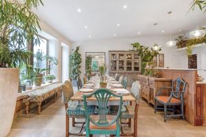 a long dining room with a long table and chairs at Olive Orchard in Cropredy