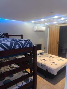 a room with two bunk beds in a room at CRIMIg in Huamboya