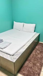 a bed in a room with a blue wall at Pousada Vitória in Iranduba