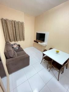 a living room with a couch and a table at Apartamento Império das Marés in Paracuru