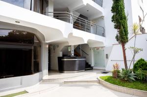an external view of the front of a building at San Miguel Awanka Hotel in Lima