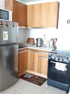 a kitchen with a stainless steel refrigerator and a stove at Reñaca - Primera linea de playa con gran terraza in Viña del Mar
