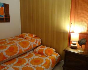 a bedroom with a bed and a lamp on a table at Reñaca - Primera linea de playa con gran terraza in Viña del Mar