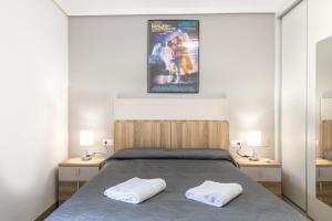a bedroom with a bed with two white towels on it at Casa Abilio Rodenas in Alborea