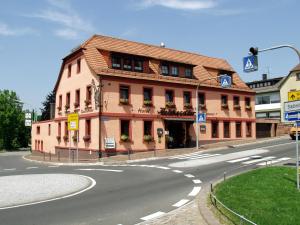 ein Gebäude an der Ecke einer Straße mit einer Ampel in der Unterkunft Hotel Restaurant Reichsadler in Buchen