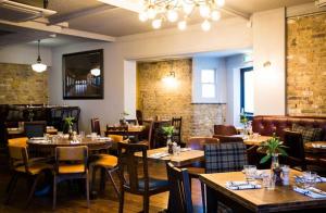 A restaurant or other place to eat at Victoria Inn 