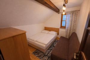 a small room with a bed and a window at Summit View Wisła in Wisła