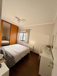 a hotel room with a bed and a mirror at Apartamento Barão in Amora