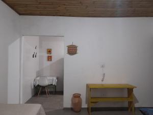 a white room with a table and a chair at Loft 01 encanto dos ipês in Paraty