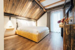 a bedroom with a bed with a wooden ceiling at Fox Chalet in Molidu