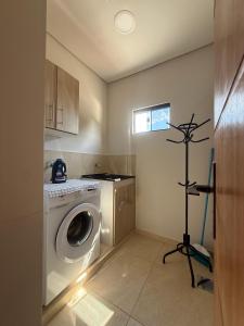 a laundry room with a washing machine and a window at Residencia Pura Vida in Capiatá