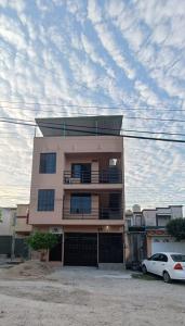 a building with a car parked in front of it at Departamentos Aurora in Tuxtla Gutiérrez
