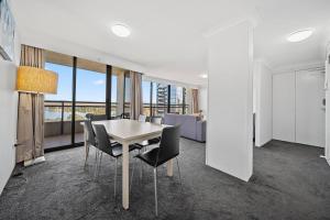 a dining room with a table and chairs at Lakefront Panorama – Classic in Canberra