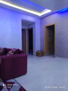 a living room with a purple couch in a room at إقامة حسن in Fez