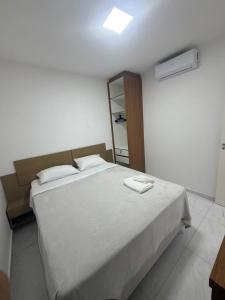 a bedroom with a large bed in a room at Apartamento Loretto in Espirito Santo Do Pinhal