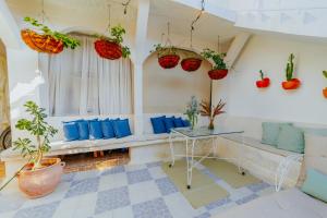 a living room with a table and some plants at Selva María Hotel Boutique in Santa Fe de Antioquia