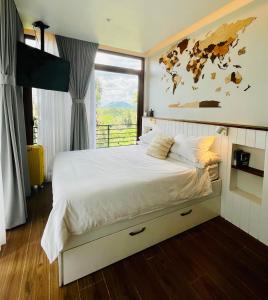 a bedroom with a large bed with a window at Casa Yvanna in Alfonso