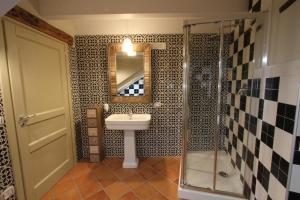 y baño con lavabo y ducha. en Scardalano Resort, en Morcone