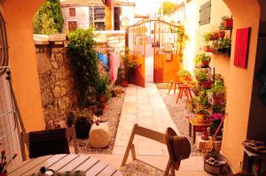 un patio extérieur avec des tables, des chaises et des plantes en pot dans l'établissement Nebojsega b&b, à Santa Croce Mare