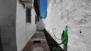 an alley with a hose attached to a wall at Departamento Escobar in Belén de Escobar