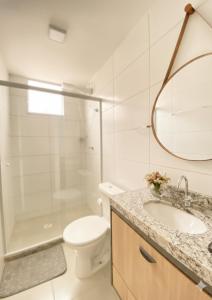 a bathroom with a toilet and a sink and a shower at Refugio do Sol in Extrema +10 photos