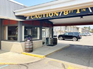 a store with a sign on the front of it at Tecumseh Inn & Suites in Tecumseh +21 photos