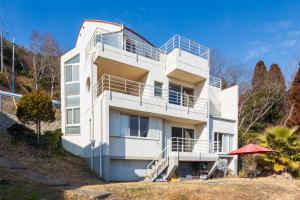 a white house on a hill at セト ヴィスタ 牛窓 in Setouchi