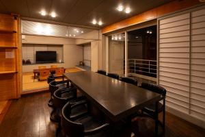 a conference room with a large table and chairs at セト ヴィスタ 牛窓 in Setouchi