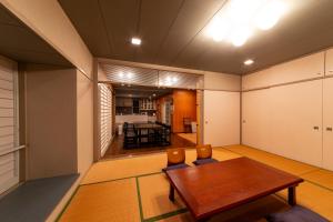 a room with a table and chairs and a kitchen at セト ヴィスタ 牛窓 in Setouchi