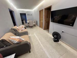 a living room with a couch and a bed at Aconchego em Piranhas in Piranhas