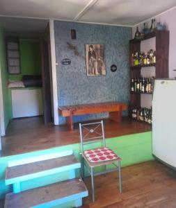 a room with a bench and a table and a chair at Cabaña La Isla in Isla Negra