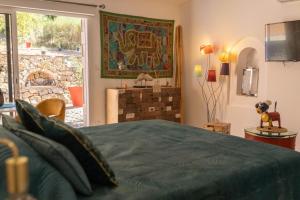 a bedroom with a large bed and a window at Studio le nid avec piscine partagée in Flayosc