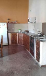 eine Küche mit Herd und Kühlschrank in der Unterkunft La Casita de Sil in Mina Clavero