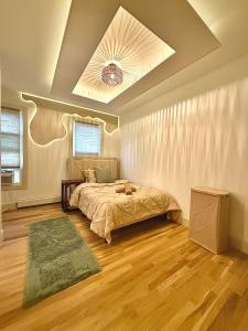 a bedroom with a bed and a ceiling at Spring Rooms by Yale & Downtown in New Haven