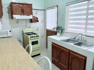 a kitchen with a stove and a sink at Casa completa, Excelente ubicación, Cerca IMSS in Torreón