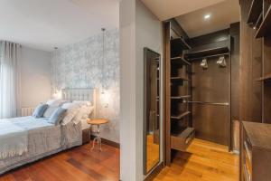 マドリードにあるBarcelo Comfort, by Presidence Rentalsのベッドルーム1室(ベッド1台、ウォークインクローゼット付)