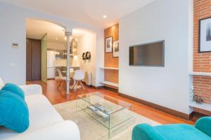 マドリードにあるBarcelo Comfort, by Presidence Rentalsのリビングルーム(白いソファ、テレビ付)