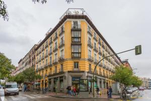 マドリードにあるBarcelo Comfort, by Presidence Rentalsの通路角の黄色い建物