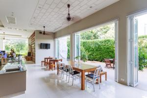 a dining room with a table and chairs at Siamaze Hostel in Bangkok