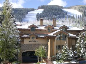 Un albergue de esquí con una montaña cubierta de nieve al fondo en Antlers at Vail Resort, en Vail