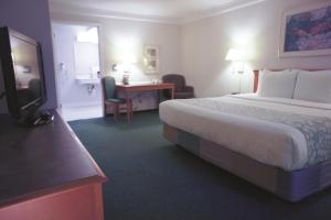 Postel nebo postele na pokoji v ubytování Days Inn by Wyndham Georgetown
