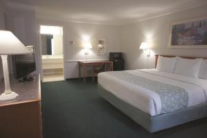Postel nebo postele na pokoji v ubytování Days Inn by Wyndham Georgetown + 4 fotografie