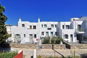 a row of white houses with a blue sky at Aliktypo Studios in Livadi