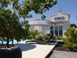 a villa with a view of the house at Une Escale à Pornic chambres d'hôtes 4 épis in Pornic