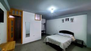 a bedroom with a bed in a room at Hab simplex in Cajamarca