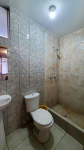 a bathroom with a toilet and a sink and a tub at Hab simplex in Cajamarca