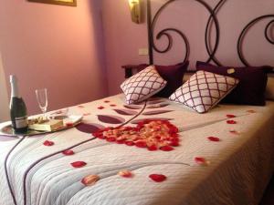 un letto con petali di rosa rosso sopra di Casa Rural Las Albertas ad Arbancón