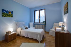 una camera blu con un letto e un divano di Appartamento Ai Prati a Lazise Altre 15 foto