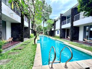 a swimming pool in the middle of a building at Dealton Hotel Sanur in Sanur