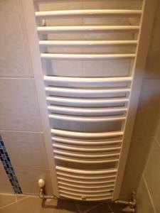 bagno con persiane bianche su una parete di Appartement Ginschel a Altenmarkt im Pongau Altre 26 foto